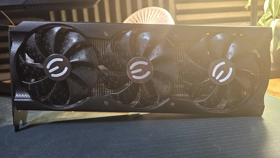Tarjeta de gráficos EVGA NVIDIA GeForce RTX 3080 Ti 12 GB GDDR6X Foto 1 de 3