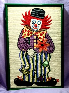 CLOWN fatto a mano punto ago arte 21 x 14" ricamo nonna incorniciato firmato '94 - Foto 1 di 10