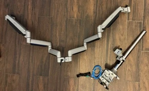 Mount-It! Triple Monitor Desk Mount With USB/Audio Port Height Adjustable-Used - Afbeelding 1 van 6