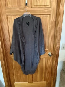 Poncho chal con flecos suéter gris Layers By Lizden talla única - Imagen 1 de 5