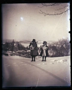 (1) NEGATIVO DE CRISTAL ANTIGUO DE FINALES DE 1800, PRINCIPIOS DE 1900, 2 NIÑAS CON MUÑECAS, INVIERNO - Imagen 1 de 2