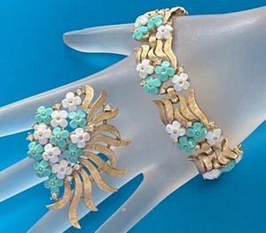 CROWN TRIFARI TURQUOISE & WHITE FORGET-ME-NOT BAKELITE FLOWERS TRIFANIUM SET - Picture 1 of 11