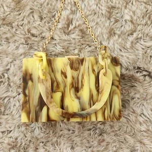 ASOS Design Marble Box Clutch Tasche mit abnehmbarem Kettenriemen in gelb Swirl - Bild 1 von 11