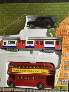 Harrods Escenas de Londres en Caja, Autobús de Dos Pisos Negro Taxi Cabina Tube Tren Set - Imagen 1 de 5