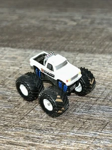 MICRO MACHINES MONSTER TRUCK TUFF TRAX JERSEY OUTLAW 1990 GALOOB VINTAGE - Picture 1 of 5