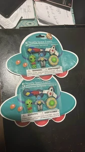 5 Stück Neuheit Weltraum Radiergummis Alien Astronaut Rakete UFO Kinder Schule x 2 - Bild 1 von 1