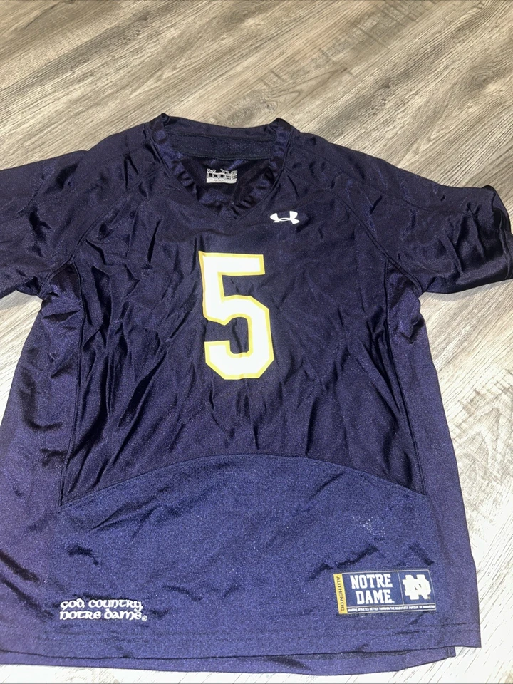 Camiseta Under Armour Notre Dame #5 God Country ND Juvenil L Suelta NCAA Fútbol Foto 1 de 4