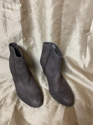 "Botines al tobillo American Rag Arylie 8M marrón apilados 2-1/2"" tacón punta almendra cremallera" Foto 1 de 4