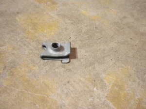 14 15 16 Nissan Rogue Headlight Securing Mounting Tab Clip - Bild 1 von 2