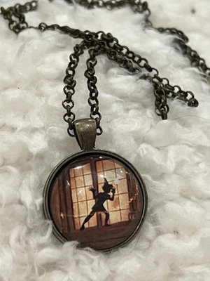 "Colgante DISNEY PETER PAN con BRONCE como cadena de 24"" sin cuello abovedada en vidrio" Foto 1 de 4