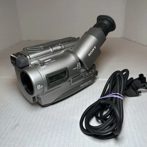 Videoregistratore Sony CCD-TR200 Handycam videocamera Hi8 8x zoom ottico argento - Foto 1 di 11