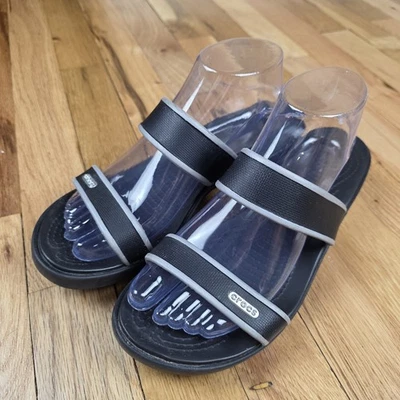 Sandalias sin cordones Crocs para mujer talla 9 negras con tacón gris con correas Foto 1 de 4