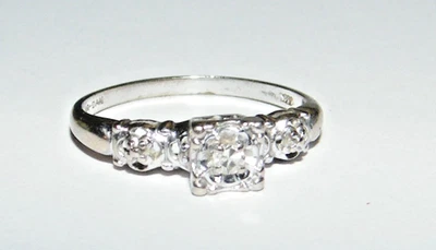 Anillo de diamantes de oro blanco de 14K - talla 6 Foto 1 de 4