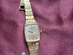 Vintage Seiko goldfarbene Damen Quarz Uhr 810136 Basismetall Top Stahlboden - Bild 1 von 5