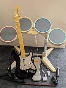Wii/Wii U ROCK BAND WIRED DRUM SET COMPLETE FENDER GUITAR & MIC BUNDLE & DONGLE - Photo 1 sur 12