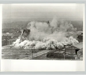 DEMOLITION of Oak & Eldon Gardens FLATS In LIVERPOOL ENGLAND 1979 Press Photo - Picture 1 of 2