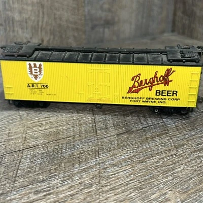 HO Walthers # 932-2469 Berghoff Beer ( ART 700 ) 40' Dbl-Wood Sheathed Reefer - Image 1 of 4