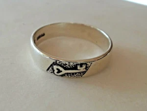 Anillo de alianza de boda talla 6 de plata de ley de 3 gramos pequeño corazón con llave en 5 mm de ancho - Imagen 1 de 3