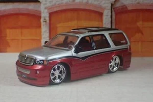 2nd Generation 2003– 2006 Lincoln Navigator Luxury SUV 1/64 Scale Limited Edit E - Picture 1 of 5
