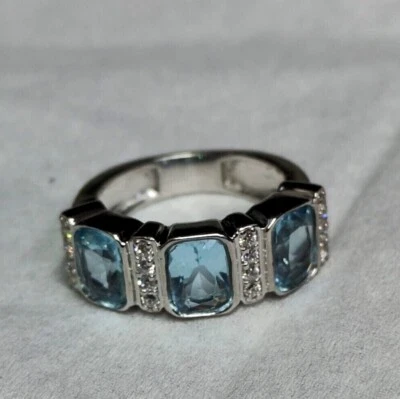 Alianza de boda de aguamarina simulada con esmeralda de 3 quilates enchapada en oro blanco de 14 quilates Foto 1 de 4