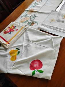 BIANCHERIA VINTAGE ANNI 50-TOVAGLIE-SCIARPE-RICAMO-STICIL-OTTIMA PER ARTIGIANATO - Foto 1 di 13