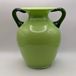 Limettengrün gefasste Kunstglas Amphore Vase dunkel appliziert Doppelgriffe Form mundgeblasen - Bild 1 von 7