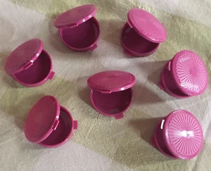Tupperware Mini Portapillole a Conchiglia Rotondo Tascabili Contenitori Set 7 Viola Nuovo - Foto 1 di 5