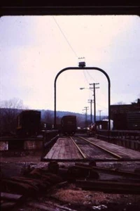 *Orig Train Slide CV EISENBAHN DREHSCHEIBE HOFE WHITE RIVER JUNCTION VT 1979 #1883 - Bild 1 von 1
