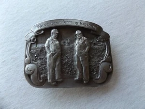 Hebilla de cinturón vintage - "Hemos estado cultivando demasiado tiempo" 1989 EDICIÓN COLECCIONISTAS - Imagen 1 de 3