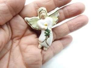 Broche vintage de árbol de Navidad ángel pintado de porcelana blanca pintado en oro - Imagen 1 de 4