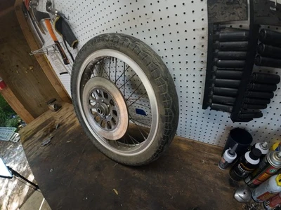 Roda dianteira e pneu Yamaha XS1 650 1970 - Imagem 1 de 4