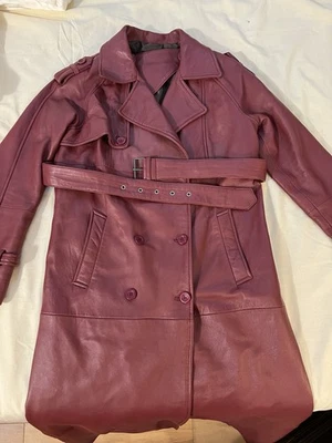 Impermeable mujer cuero genuino. Borgoña oscuro. Talla grande. Foto 1 de 4