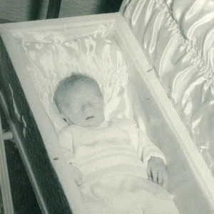 Foto Vintage Baby Post Mortem, Neonato in una bara funerale bara aperta 5x7 | PM05 - Foto 1 di 3