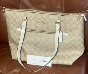 Coach Addison Tote In Signature Canvas - Picture 1 of 5