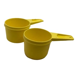 🐞 LOT OF 2 TUPPERWARE YELLOW VINTAGE MEASURING CUPS 2/3 #763 & 3/4 #762 EUC R1 - Picture 1 of 4