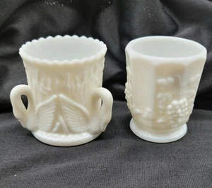 Juego de 2 portadientes de palillos de dientes de vidrio de leche Westmoreland vintage de 3 cisnes y uvas - Imagen 1 de 6