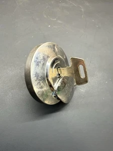 Honda CMX250C REBEL 2003 tapa de gasolina con llave - Imagen 1 de 9