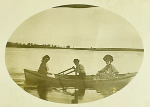 Foto real RPPC mujeres hombre en bote de remos en Lake Turn principios de 1900 postal antigua - Imagen 1 de 3