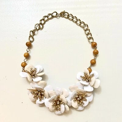 Collar de oro Anthropologie flor blanca y crema llamativo Foto 1 de 4