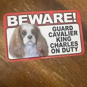 CUIDADO GUARDIÁN CABALLERO KING CHARLES EN SERVICIO 5"" X 8"" LETRERO PLÁSTICO COLGANTE NUEVO - Imagen 1 de 2