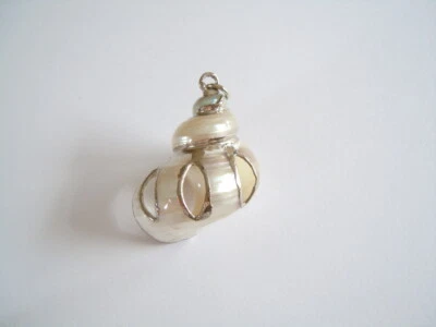 Perlmutt Muschel Anhänger mit silberfarbenen Rändern 4,8 g/3,8 x 2,8 cm - Bild 1 von 4