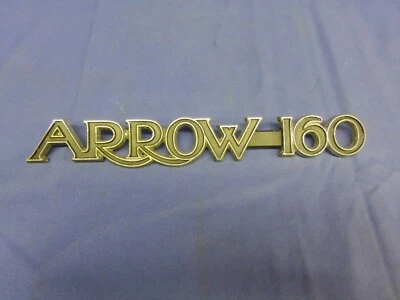 Placa de nombre emblema Plymouth Arrow-160 1976-1980 placa número de pieza MB061686 Foto 1 de 4