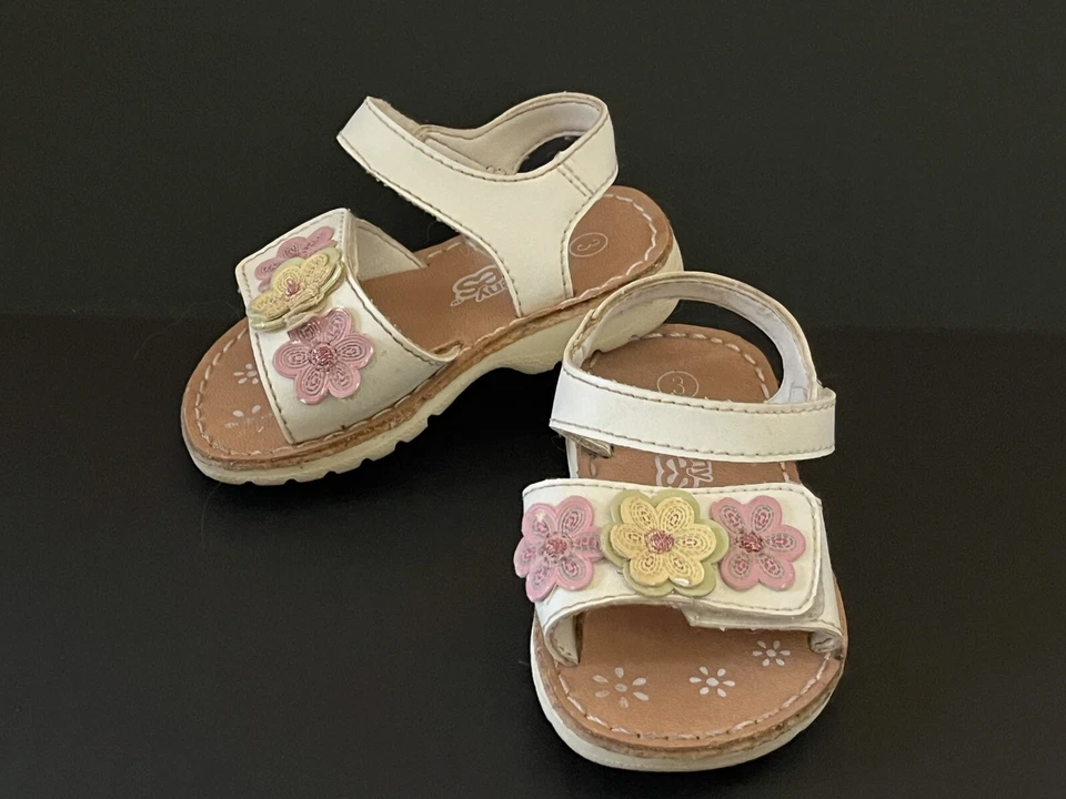 Sandalias Teeny Toes para bebé niña talla 3 2 correas imitación cuero apliques florales blancas Foto 1 de 4
