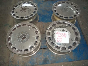 4-MERCEDES-BENZ-W-126-SE-L-SEC-GULLI-DECKEL-ALU-FELGEN-1264004002-zum Aufarbeite - Bild 1 von 5