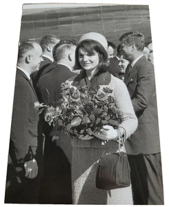 First Lady Jacqueline Kennedy hält rote Rosen Dallas Liebesfeld 1963 Postkarte - Bild 1 von 2