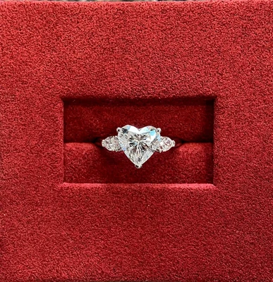 Anillo de compromiso de tres piedras de diamantes cultivados en laboratorio G/VS1 tallado corazón de 2 quilates de oro blanco de 14 k Foto 1 de 4