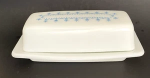 PYREX SNOWFLAKE GARLAND Butter Dish 2 Pc Covered White & Blue VINTAGE EUC 72-B - Picture 1 of 8