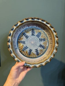 Clarksville Studio Art Pottery piatto torta con alberi, bordo arruffato, Austin, Texas - Foto 1 di 8