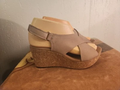 Sandalias de cuña Clarks Collection para mujer talla 6 de cuero beige con tiras #55 Foto 1 de 4