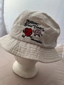 Akomplice Fischerhut "Follow Your Heart" 100% Bio-Baumwolle One Size weiß getragen - Bild 1 von 15